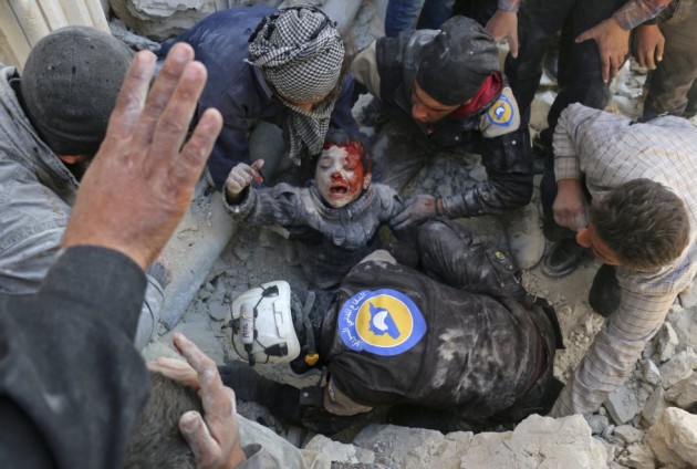 24- Una de las fotografías ganadoras del segundo premio de Historias en la categoría “Noticias de Actualidad”, captada por el fotógrafo Ameer Alhalbi, de la Agence France Presse (AFP). La imagen, titulada “Rescued From the Rubble”, muestra un grupo de voluntarios sirios mientras rescata a un niño de entre los escombros tras la explosión de una bomba en Alepo, Siria, el 24 de noviembre de 2016.