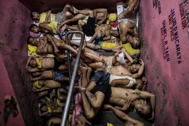 26- Fotografía ganadora del tercer premio individual en la categoría “Noticias de Actualidad”, tomada por el fotógrafo Noel Celis. La imagen muestra a presos hacinados en una de las cárceles más superpobladas de Filipinas. La prisión alberga a 3.800 presos, lo que supera en cinco veces su capacidad. La falta de espacio lleva a los presos a tener que establecer turnos para poder dormir al aire libre en la cancha de baloncesto, escaleras y otros rincones de la prisión.