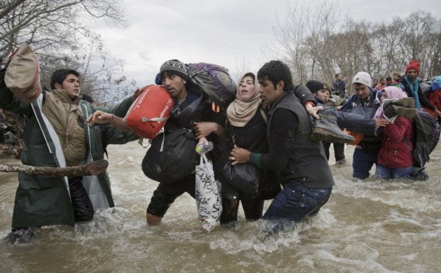 29- Fotografía ganadora del segundo premio individual de la categoría “Temas Contemporáneos”, del fotógrafo de la agencia Associated Press Vadim Ghirda. La imagen muestra el momento en el que dos refugiados ayudan a una mujer a cruzar un río en su ruta a Macedonia el 14 de marzo de 2016. Centenares de refugiados abandonaron ese mismo día el campamento en el que permanecían instalados en la frontera entre Grecia y Macedonia, poco después de que las autoridades macedonias anunciasen el cierre de sus fronteras.
