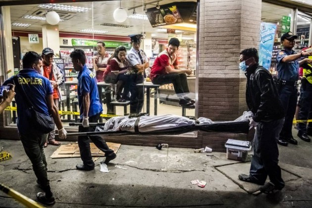4- Imagen ganadora del primer premio en Historias en la categoría de “Temas de actualidad” de la 60ª edición del concurso de fotografía y narración digital Internacional WPP, captada por el fotógrafo Daniel Berehulak, de The New York Times. La imagen, titulada “They Are Slaughtering Us Like Animals”, muestra a varios empleados de una funeraria que trasladan el cuerpo de Edwin Mendoza Alon-Alon, asesinado por un grupo de hombres sin identificar, en Manila, Filipinas.