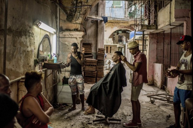6- Imagen ganadora del primer premio World Press Photo en el apartado Historias de la categoría “Vida Cotidiana”, tomada por el fotógrafo chileno del diario The New York Times, Tomás Munita. La imagen muestra una vieja barbería en la Habana Vieja (Cuba), en diciembre de 2016.