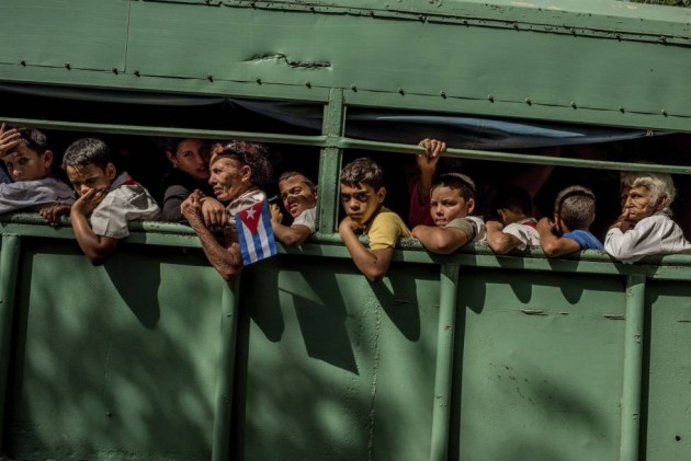 8- Imagen ganadora del primer premio World Press Photo en el apartado Historias de la categoría “Vida Cotidiana”, tomada por el fotógrafo chileno del diario The New York Times, Tomás Munita. La foto muestra un camión con estudiantes cubanos después de participar en el cortejo fúnebre con los restos de Fidel Castro en Las Tunas (Cuba).