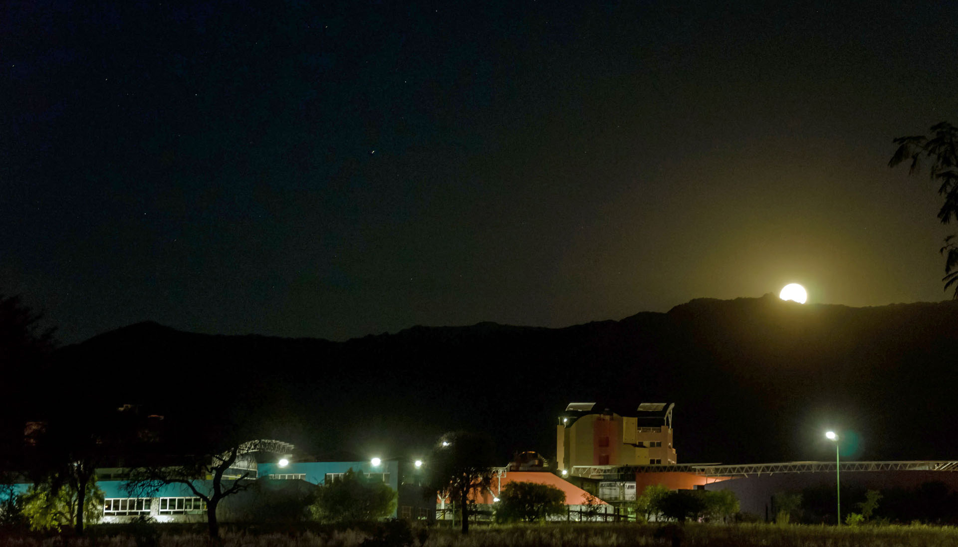 Picnic nocturno: una velada para disfrutar y contemplar el cielo puntano en familia