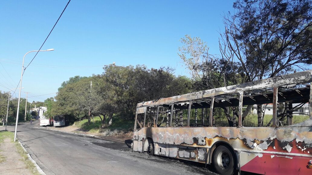 El incendio de dos colectivos quemó un tramo de fibra óptica