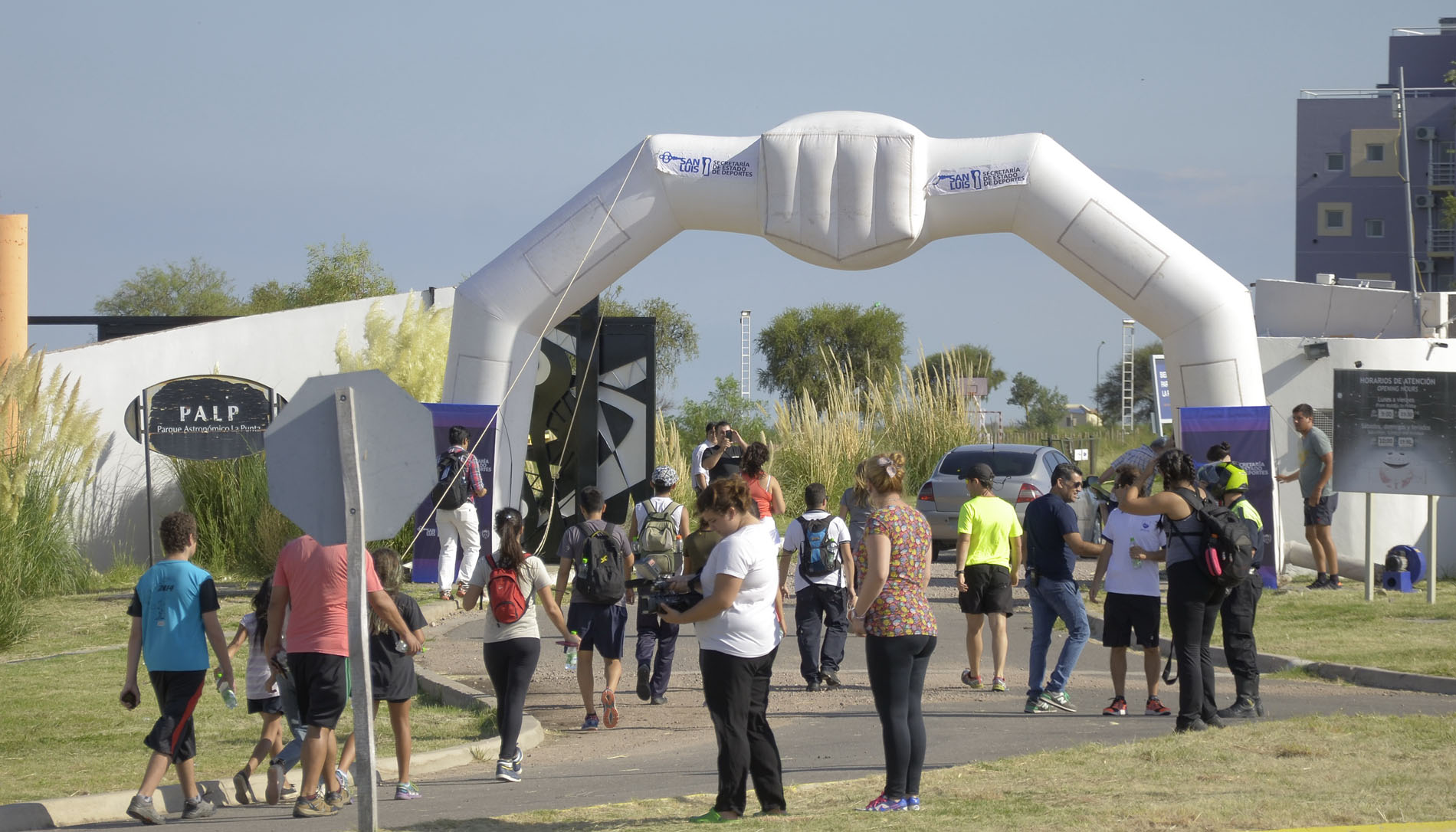 Cientos de personas disfrutaron de la astrocaminata y observaron el eclipse solar en la ULP