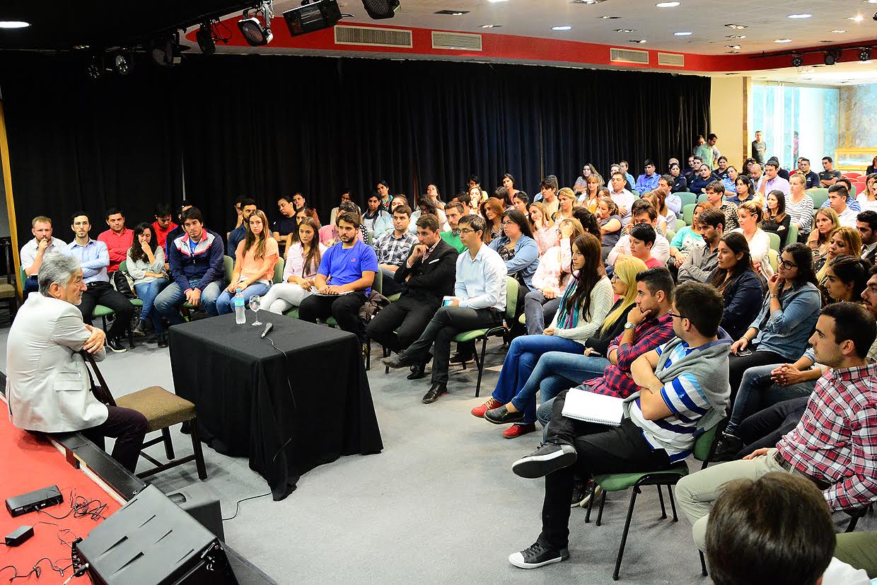 Alberto se reunió con los jóvenes que trabajan en la administración pública