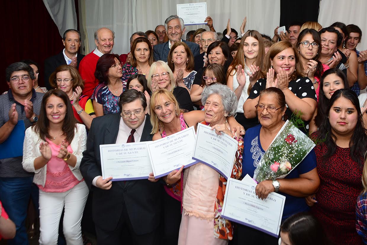 Alberto premió a los ganadores de “Historias de mi pueblo y su gente”