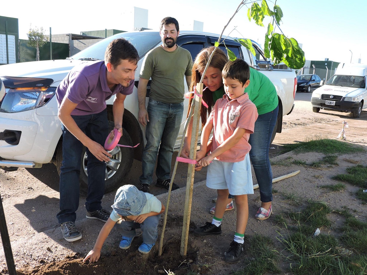 Con 360 árboles, el Gobierno llenó de verde el Bº 600 Viviendas de La Punta