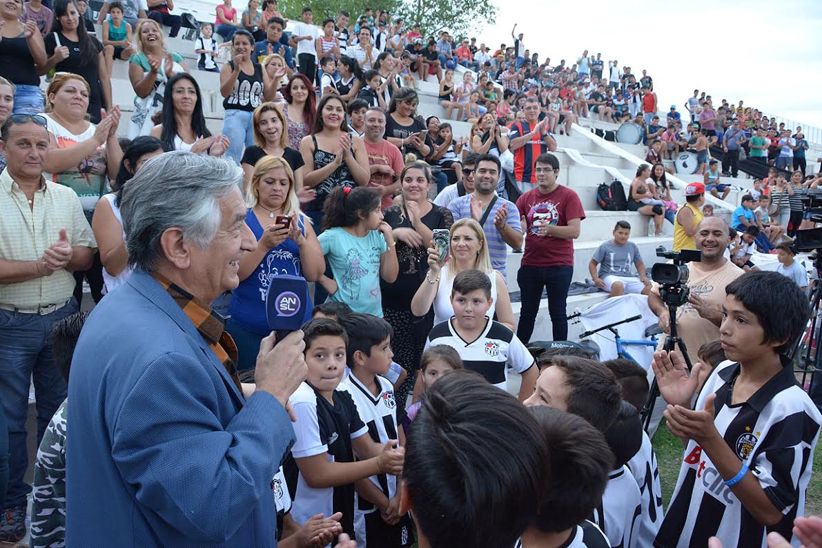 Alberto visitó la construcción de tribunas en el estadio de Victoria