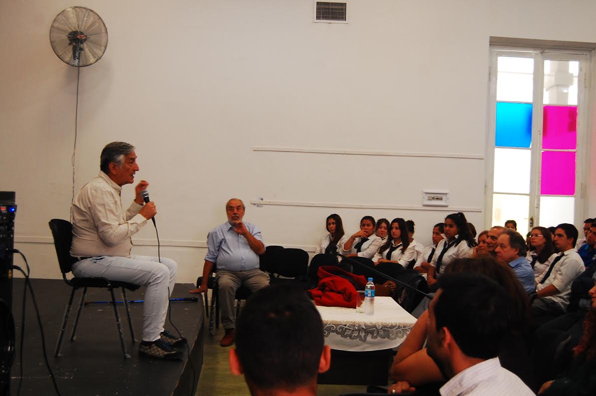 El gobernador visitó la Escuela de Bellas Artes y habló sobre los refugiados