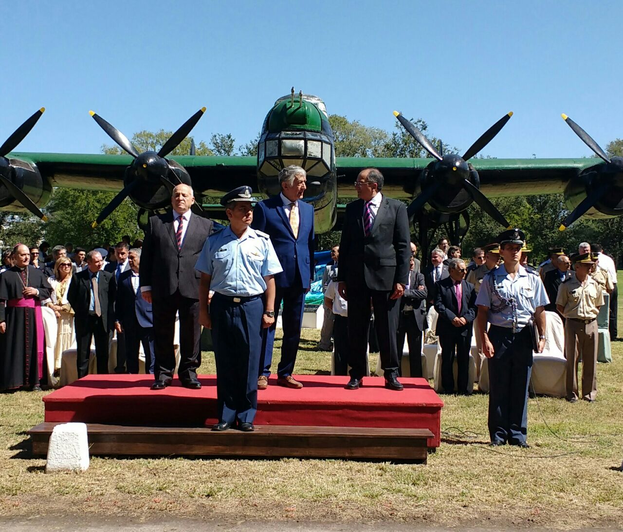 Alberto participó del acto por el 68º aniversario de la V Brigada Aérea