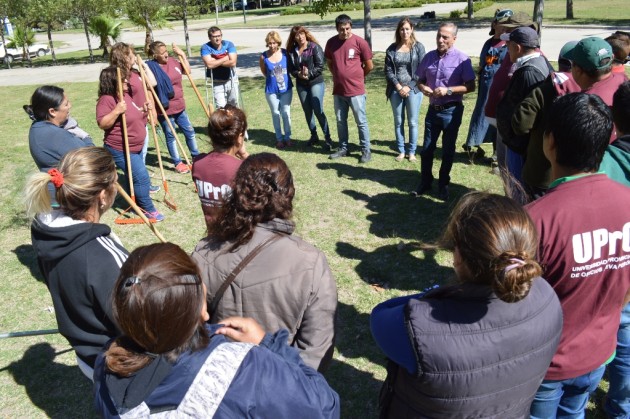 Surroca visitó a los alumnos que realizan tareas en el Parque Costanera Río V.