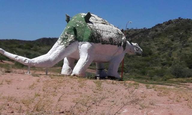 El Hito del Bicentenario “renueva” sus dinosaurios