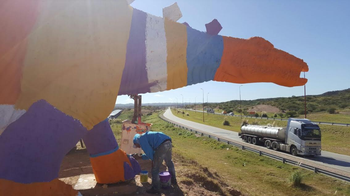 Color para las figuras de dinosaurios del Hito del Bicentenario