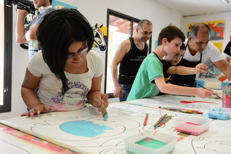 Las familias de refugiados visitaron el atelier de Mario Lange