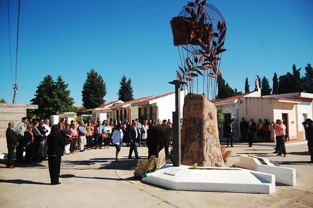 Acto en el cementerio municipal por el Día de la Memoria