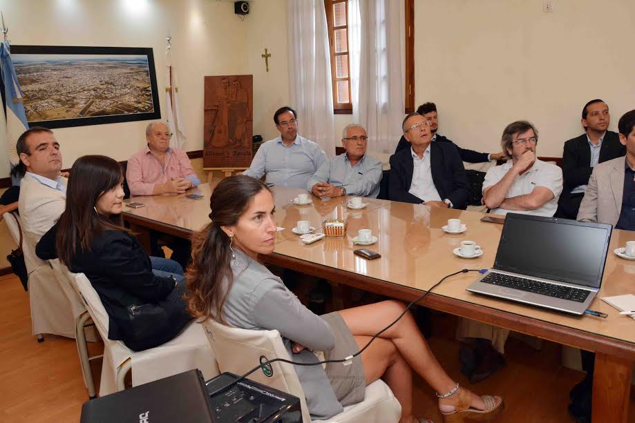 Analizan informe sobre la relación entre las industrias y la comunidad