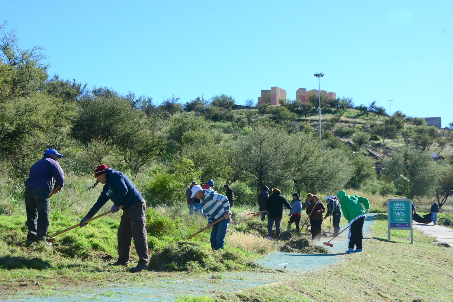 Realizan tareas de desmalezado y limpieza en la Plaza del Cerro