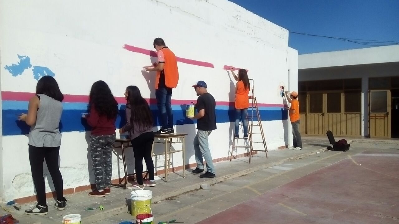 Cientos de chicos pintaron el escudo de su promoción