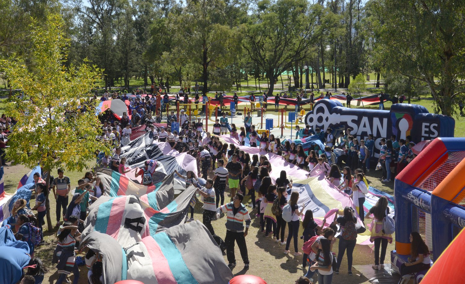 Importante presencia de jóvenes realizando actividad física en el Parque de las Naciones