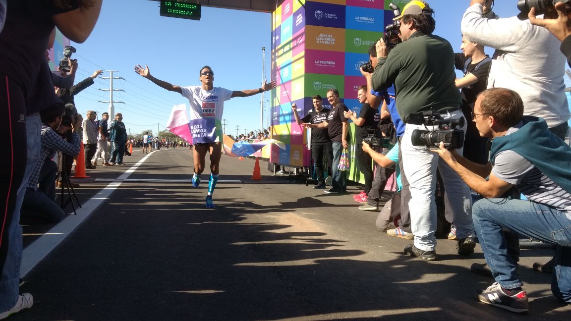 El atleta uruguayo Andrés Zamora ganó la Maratón La Pedrera