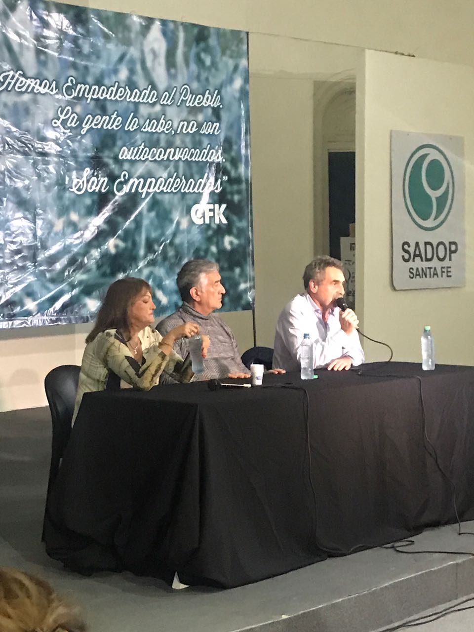 En Santa Fe, Alberto brindó una charla abierta