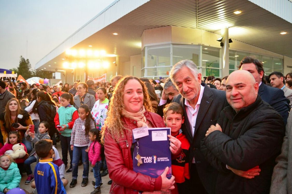 Alberto entregó 80 viviendas a vecinos de La Toma y Paso Grande