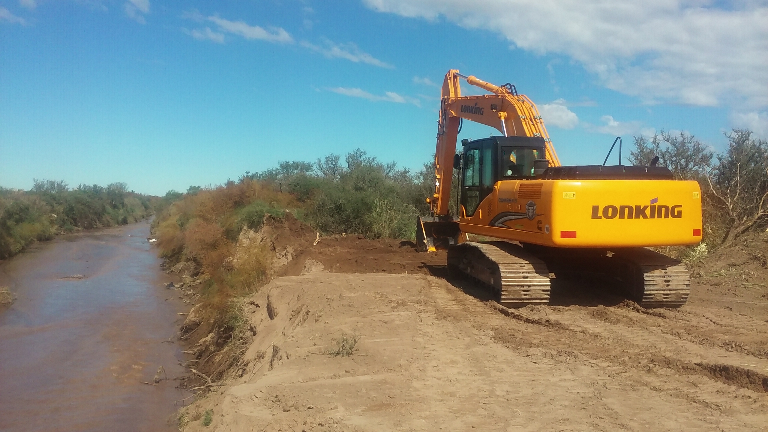 Río Nuevo: tareas de mejora en el canal de zona este en Villa Mercedes