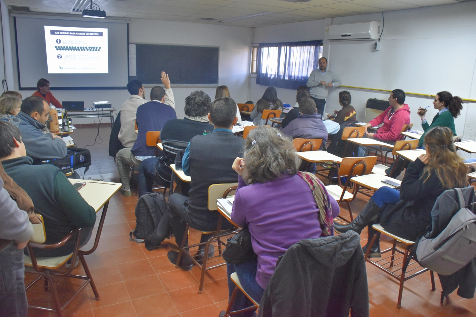 El ministro Moleker dialogó con futuros ingenieros agrónomos sobre la Cuenca del Morro