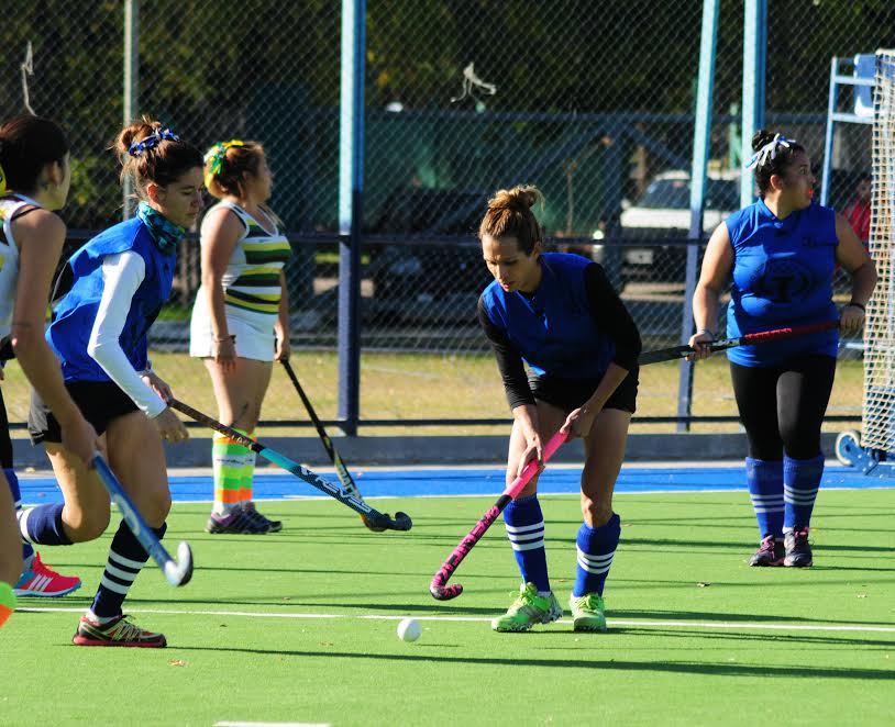 Mía Gamiatea logró la habilitación en la Federación Sanluiseña de Hockey y jugó su primer partido