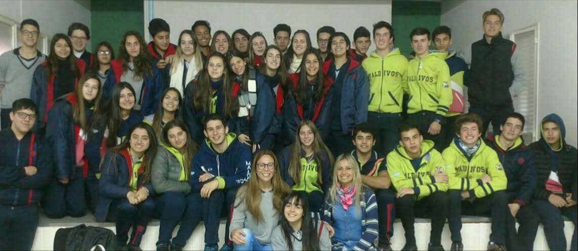 Alumnos trabajan en un espacio solidario para beneficio de los chicos de Familia Solidaria