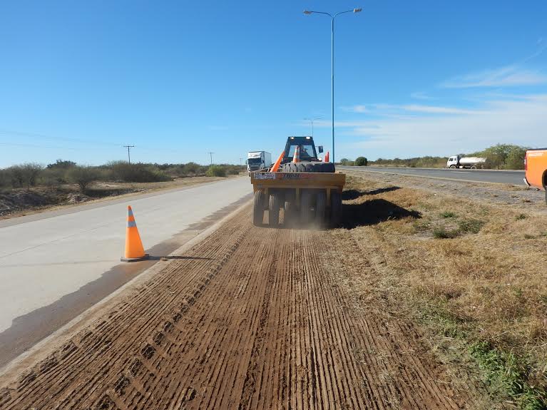 Ejecutan más obras para mejorar las banquinas de las rutas provinciales