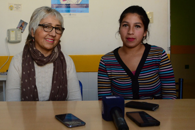 Gisela junto a Rosa Dávila, directora de la Maternidad.