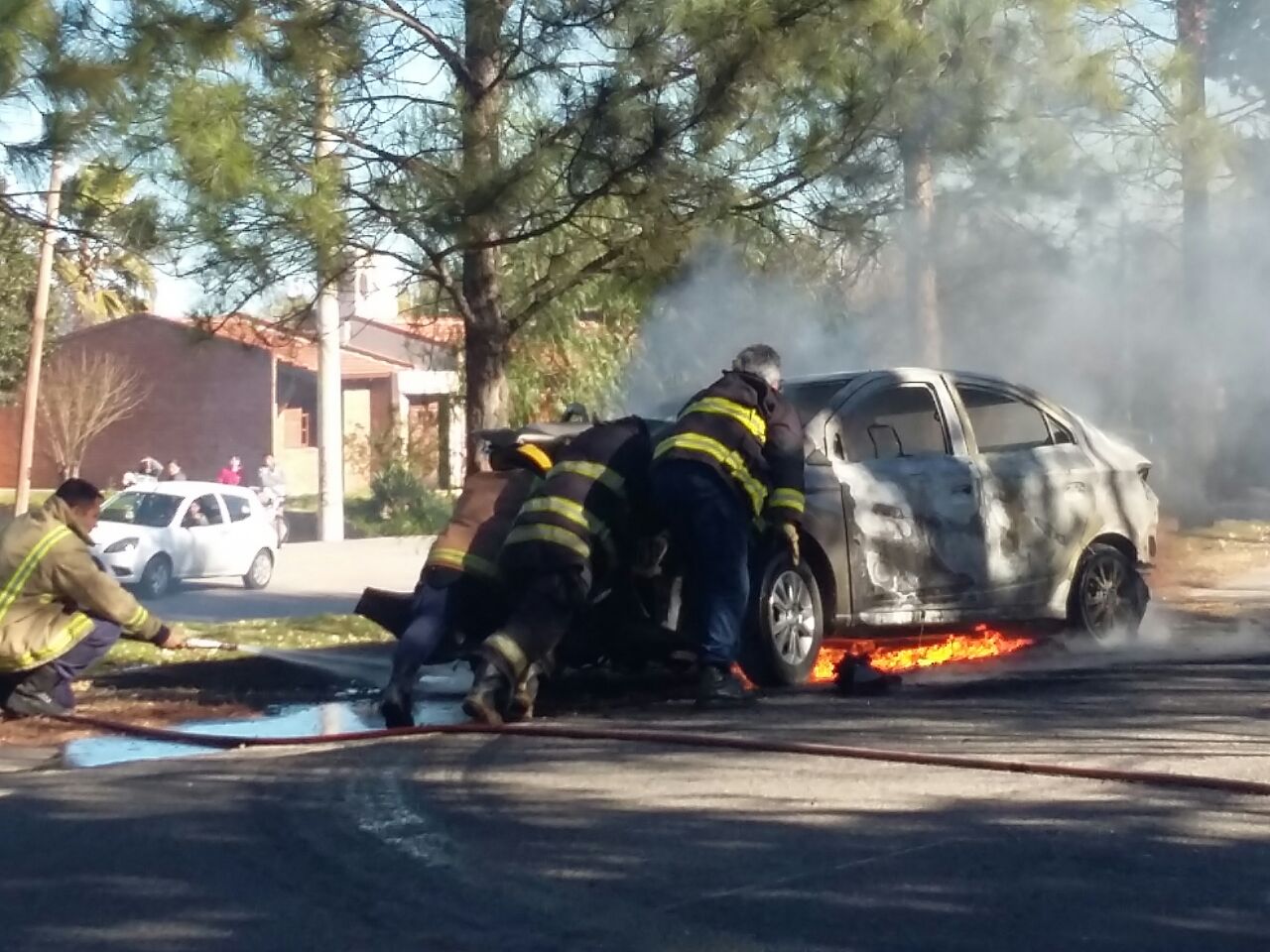 Un auto se incendió tras chocar con un árbol en la Aguada de Pueyrredón