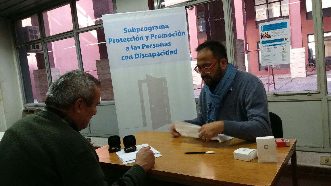 Se entregó equipamiento auditivo a una persona con discapacidad