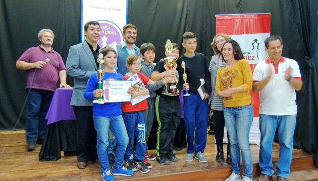 Los chicos fueron premiados por sus desempeños en el certamen.