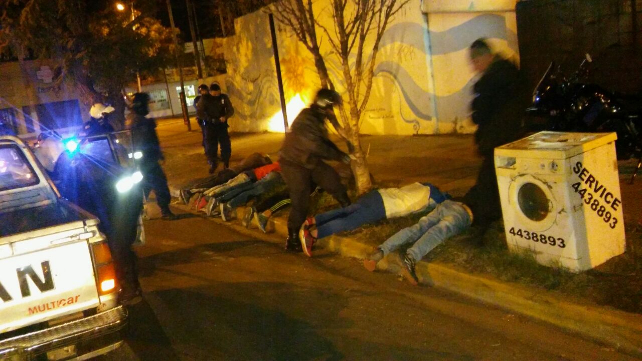 Detuvieron a cinco jóvenes tras un intento de asalto