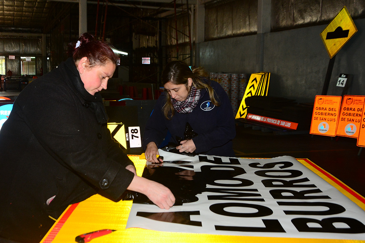 El Gobierno ya colocó más de 2.500 carteles viales fabricados en talleres propios