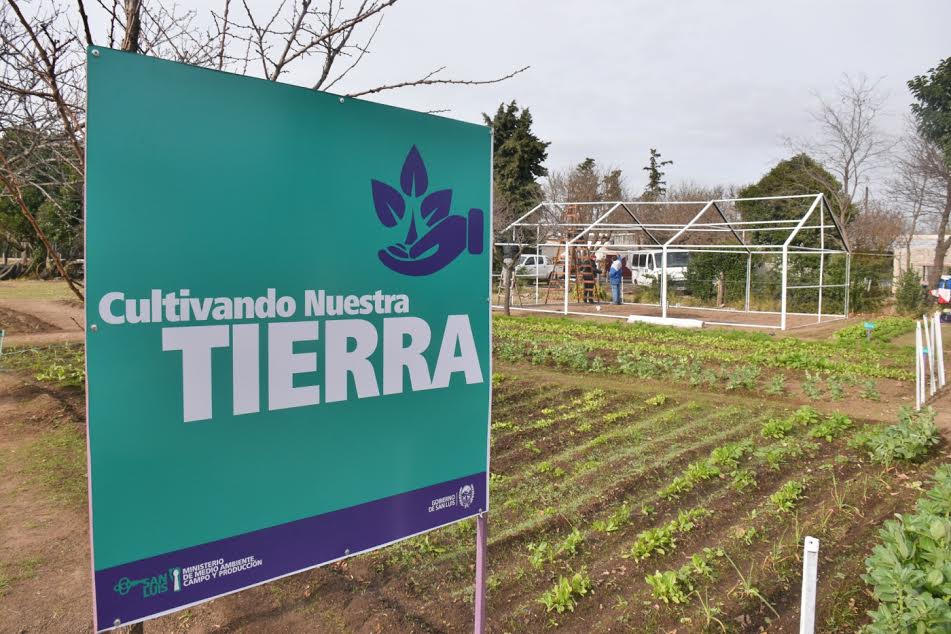 La huerta agroecológica de Villa de Praga suma un invernadero