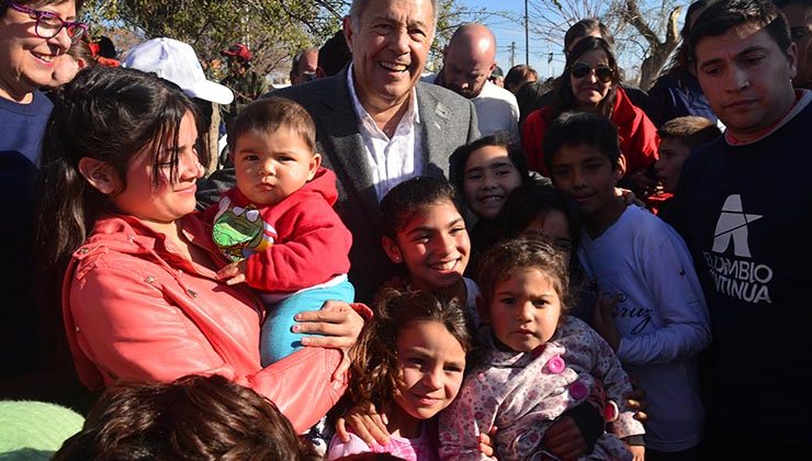 Adolfo invitó a los vecinos a anotarse en el plan para ampliar y mejorar sus casas