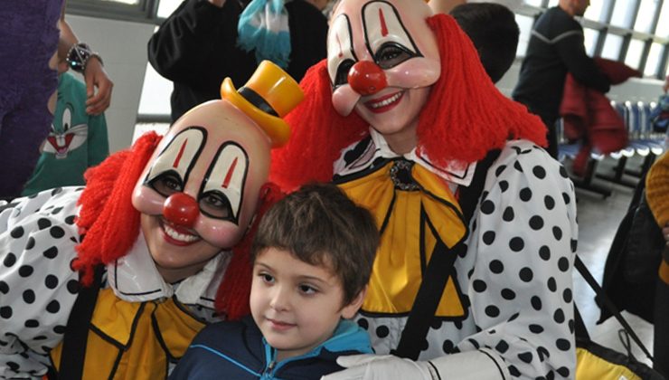 Artistas del Circo Tihany visitaron a los niños internados en el Hospital San Luis