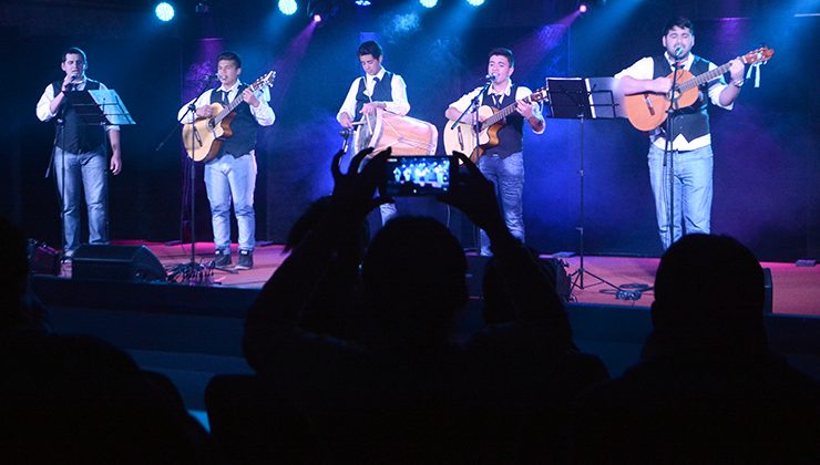 Entre zambas y chacareras se presentó Pueblo Guitarrero en Terrazas