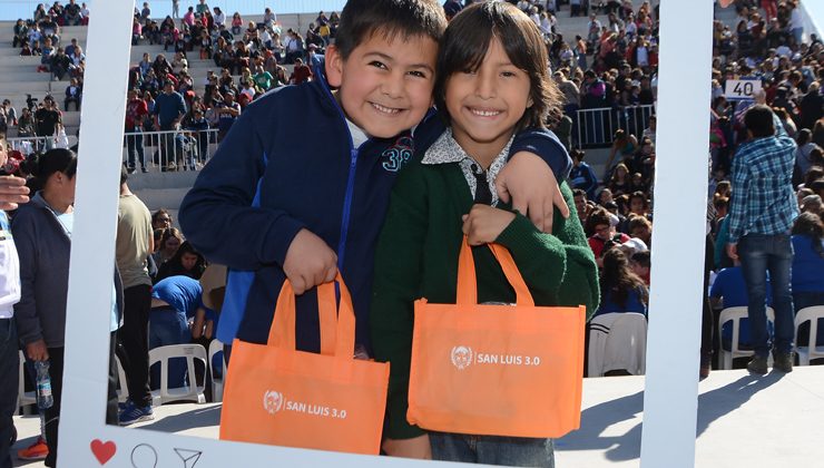 Fiesta de la inclusión digital en el anfiteatro de “La Pedrera” con la entrega de tabletas