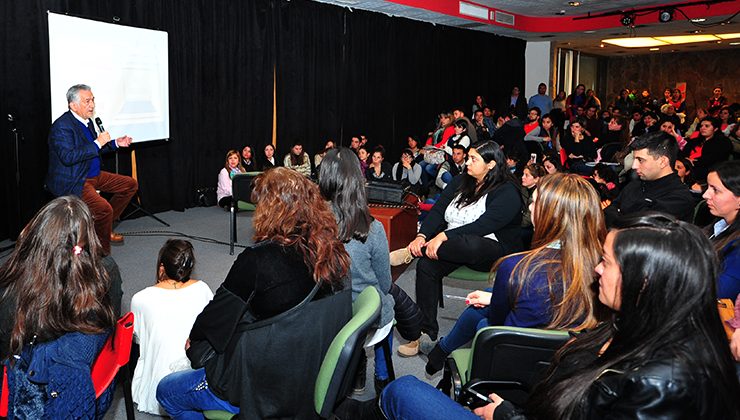 Alberto instó a los docentes jóvenes a innovar en la educación