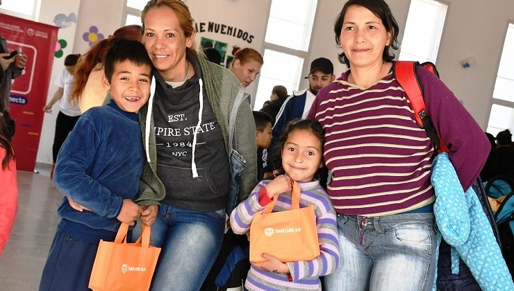 Los alumnos de 1º y 2º grado de la “María Delia Gatica de Montiveros” recibieron sus tabletas