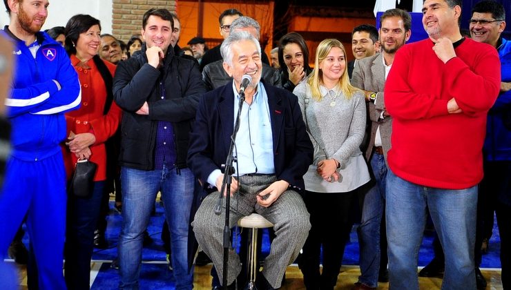 El gobernador visitó los clubes Alberdi y Newbery y realizó anuncios de más obras