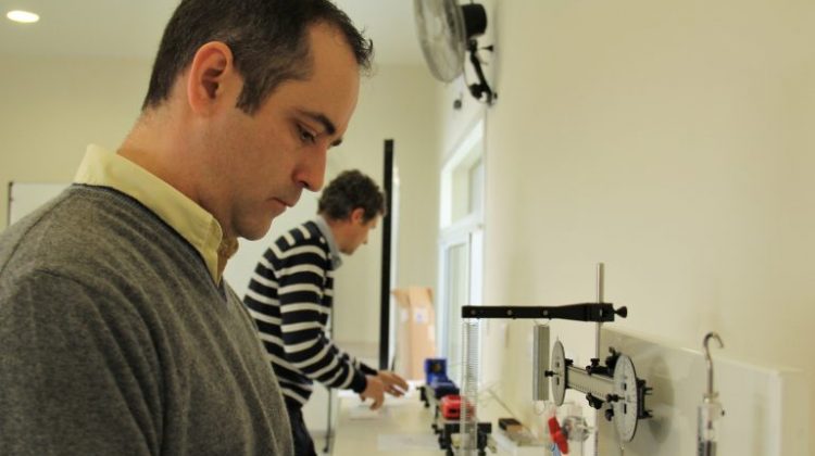 La Universidad Nacional de los Comechingones montó un laboratorio de física para la práctica de los estudiantes