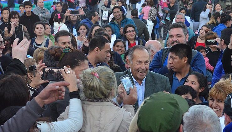 Adolfo: “Nuestro gobierno puede construir tres mil viviendas por año”