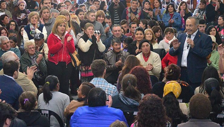 Adolfo compartió mates y escuchó a vecinos de La Florida y El Trapiche