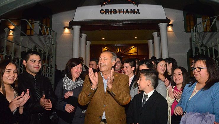 Frente a la Iglesia Asamblea Cristiana, Adolfo aseguró que ve a la gente muy optimista